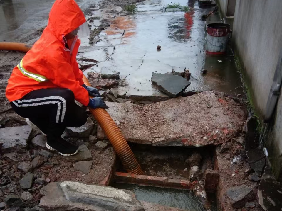 腾冲专业清理污水池 炜誉市政以规范流程守护城市 “肠道”